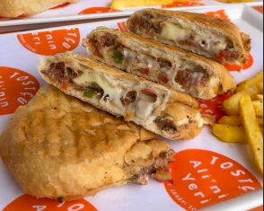 Tabakta servis edilen tost ve patates fotoğrafı